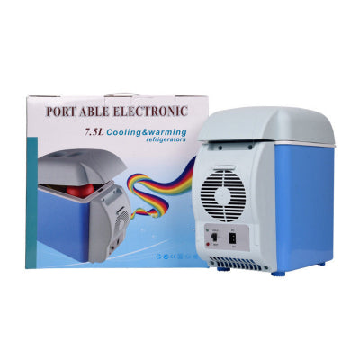 Mini frizider za auto, pakovanje. Prikazan uredjaj u kutiji, spreman za upotrebu.