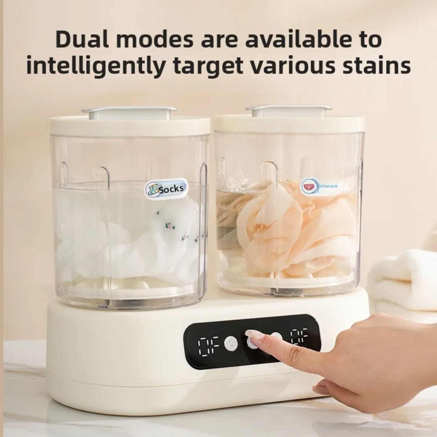 Ruka koja podešava digitalni ekran na mini duploj mašini za pranje veša.