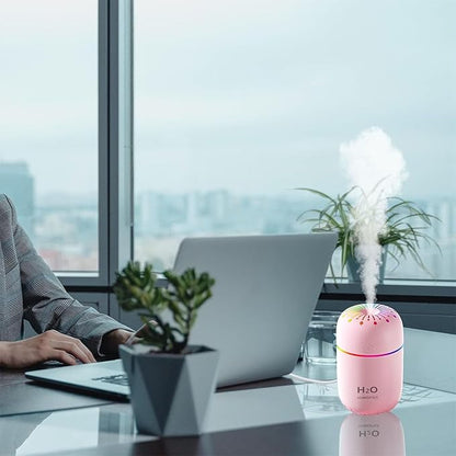 Roze mini ovlazivac vazduha pored laptopa u kancelariji