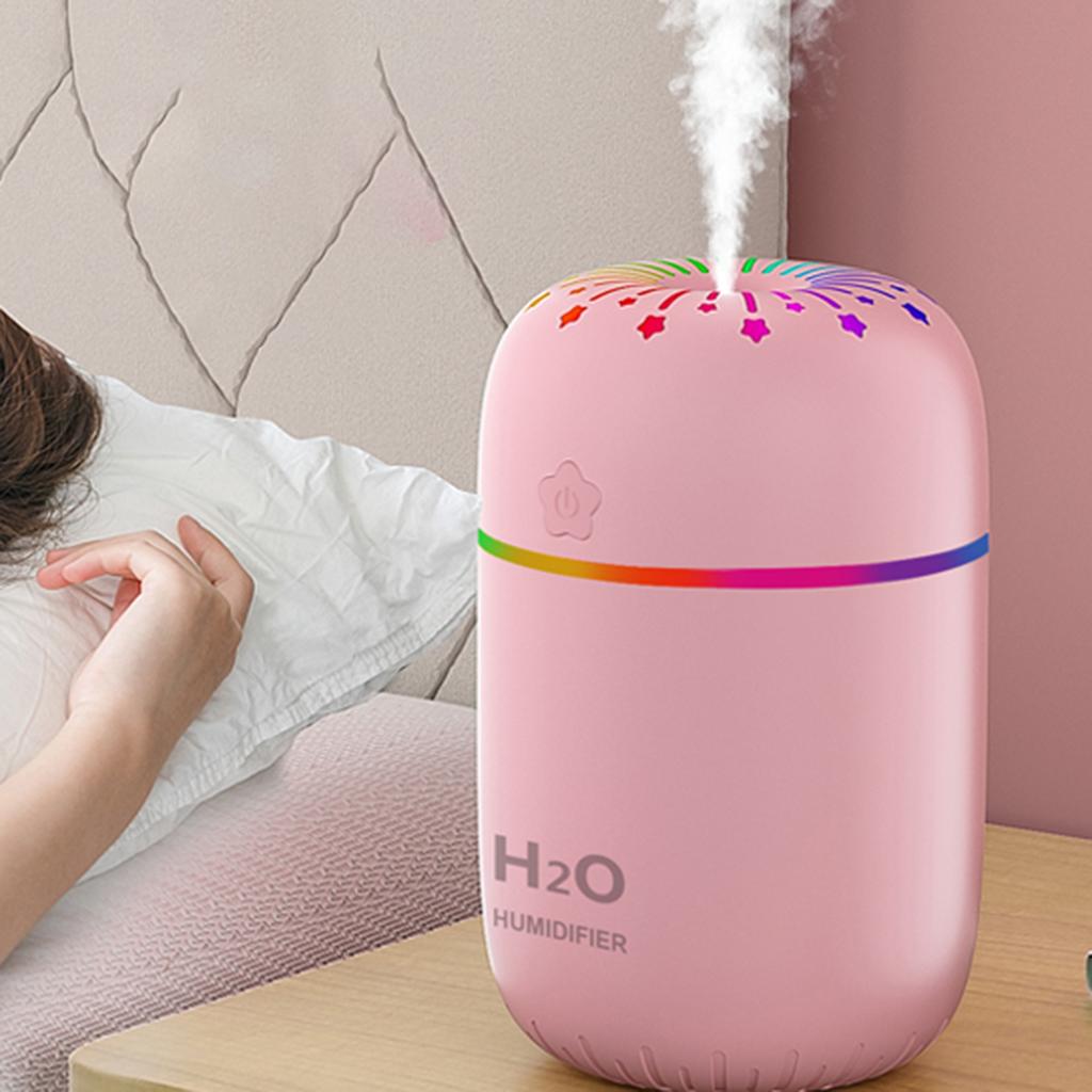 Roze mini ovlazivac vazduha H2O na nocnom ormariicu