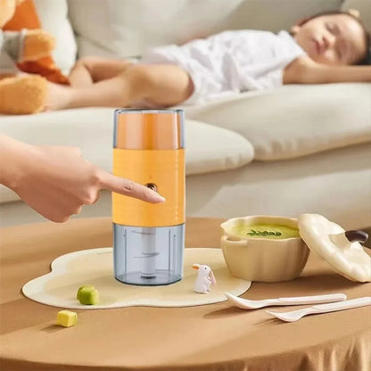 Mini seckalica priprema bebi kasicu dok beba spava