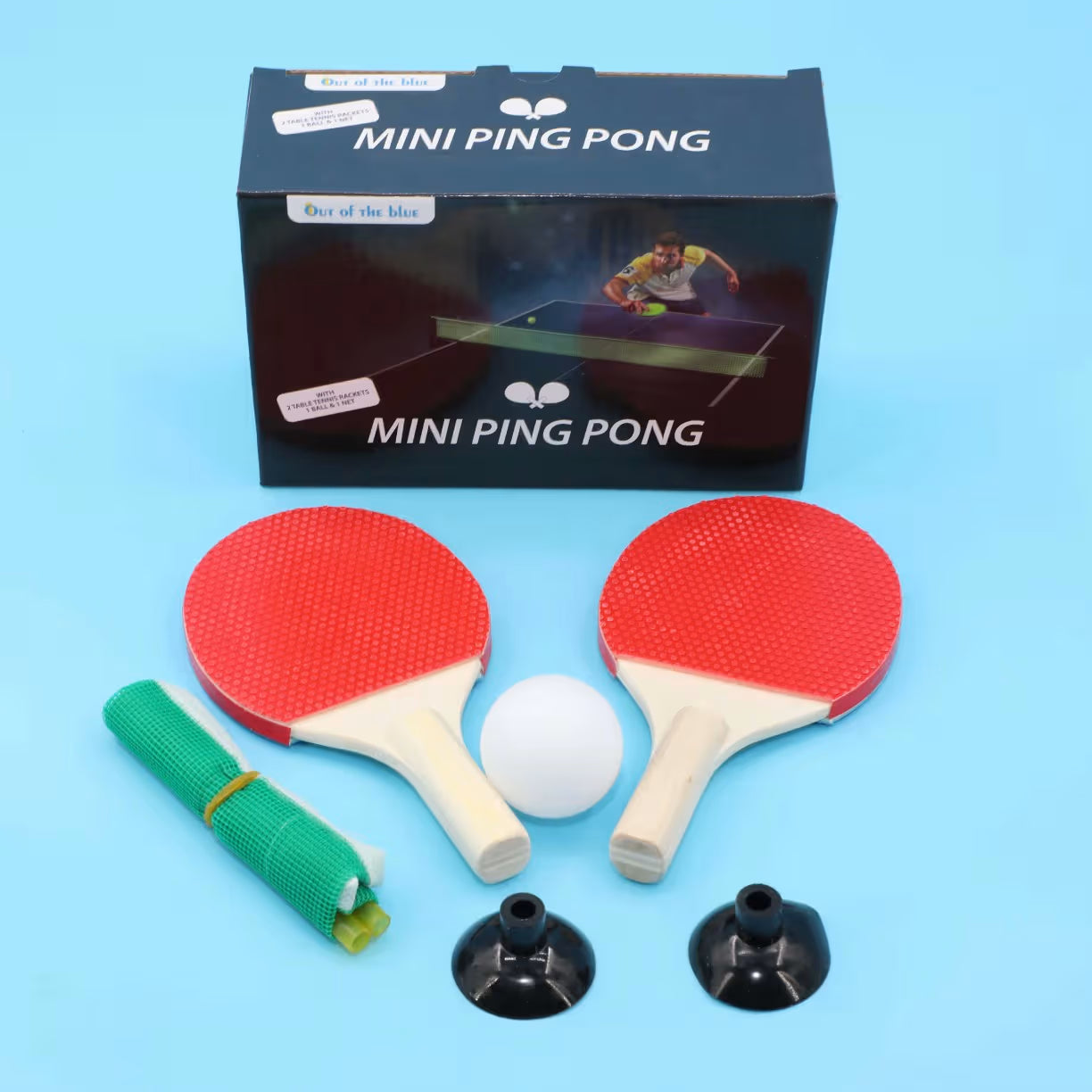 Sadrzaj kompleta za mini ping pong sa dva crvena reketa lopticom mrezicom i vakuum drzacima ispred kutije