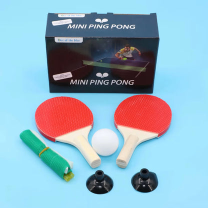 Sadrzaj kompleta za mini ping pong sa dva crvena reketa lopticom mrezicom i vakuum drzacima ispred kutije