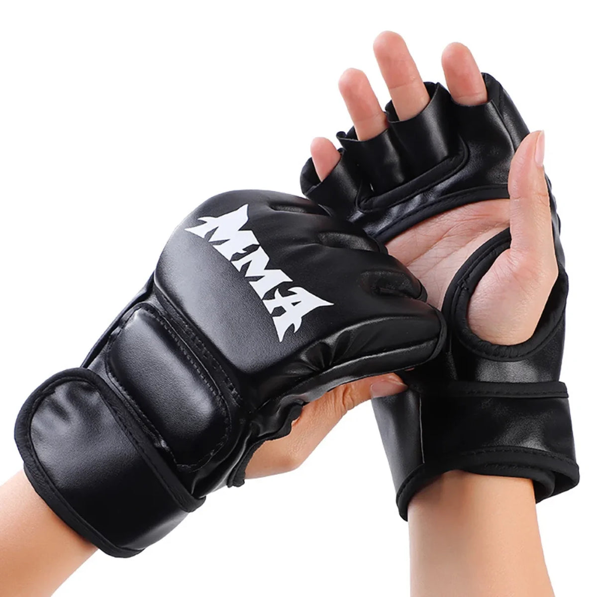 Crne MMA rukavice na rukama sa otvorenim prstima
