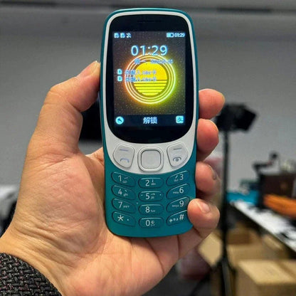 Tirkizni mobilni telefon sa tastaturom u ruci