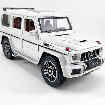 Detaljan metalni model automobila Mercedes G klasa u beloj boji. Replika je izradjena sa velikom paznjom, idealna za kolekcionare i ljubitelje automobila.