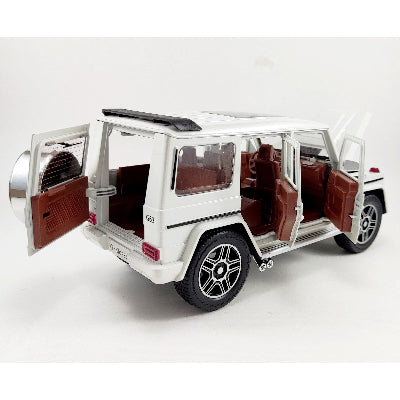 Metalni model auta Mercedes G Wagon sa otvorenim vratima i gepekom, prikazujuci detaljno uradjenu unutrasnjost. Odlican za igru i izlaganje.