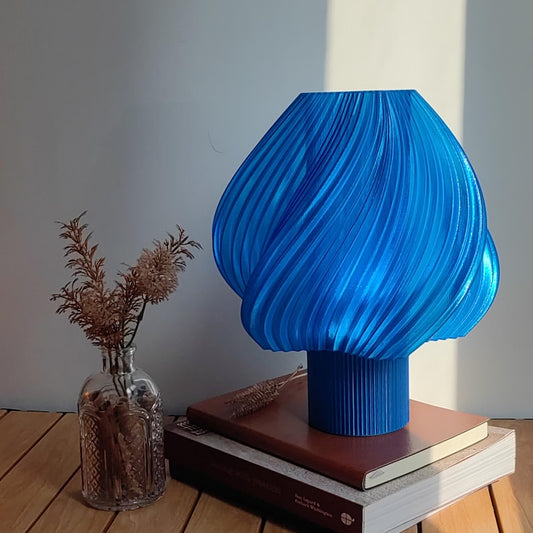 Moderna stolna lampa plave boje sa spiralnom strukturom