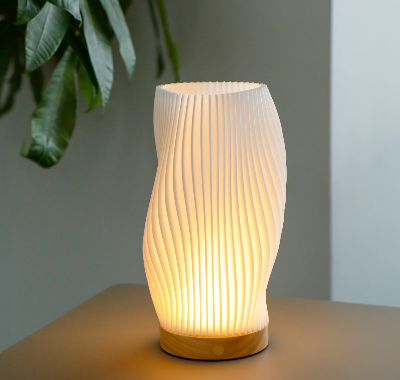 moderna stona lampa belog rebrastog dizajna sa drvenim postoljem koja emituje toplo zuto svetlo za prijatnu atmosferu