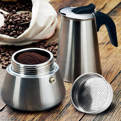 Rastavljen mokapot prikazuje delove i svezu kafu. Jednostavan za ciscenje i pripremu aromatične kafe u domacinstvu.