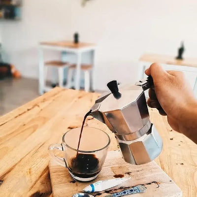 Prikaz kako se sipa svez mokapot espresso u soljicu. Jednostavna i brza priprema kafe za jutarnje uzivanje.
