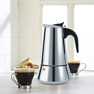 Mokapot sa gotovom kafom u soljicama. Savrsen za jutarnje uzivanje ili popodnevni predah uz miris svezeg espressa.