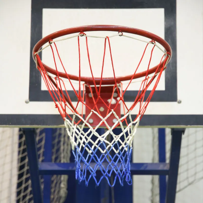 klasican izgled postavljene sarene mrezice na kosarkaski obruc spremne za trening ili utakmicu