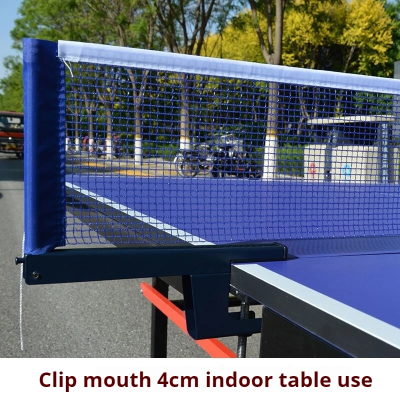 plava pletena mrezica cvrsto postavljena na sto za ping pong pomocu metalnih stega pogodna za igru napolju i unutra