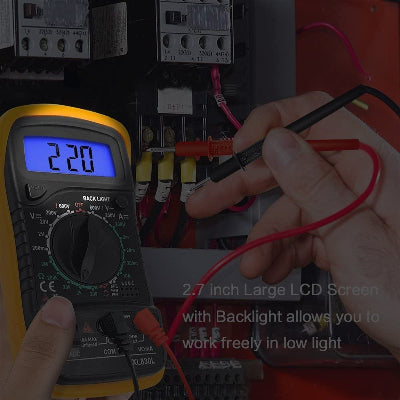 Multimetar u upotrebi, meri naizmenicni napon u elektricnom panelu. Sigurno testiranje elektro mreze.