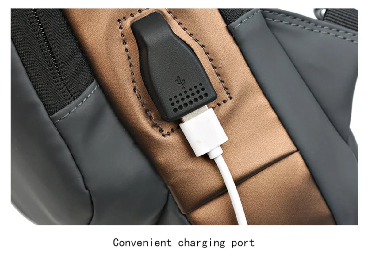 Detalj spoljasnjeg USB prikljucka na muskoj torbici za rame