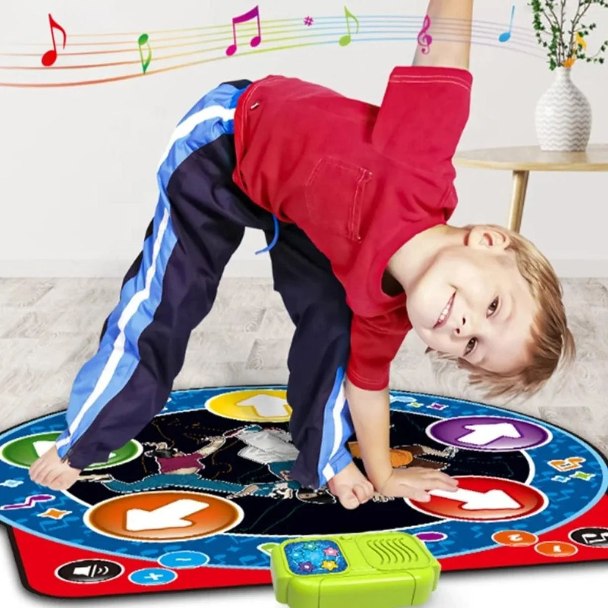 Decak se igra na podnoj muzickoj plesnoj podlozi sa strelicama