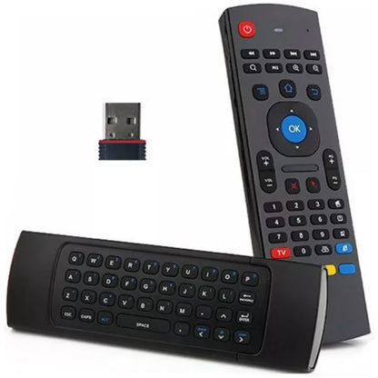Pametni daljinski upravljac sa tastaturom na poledjini i crnim bezicnim usb risiverom za povezivanje sa televizorom