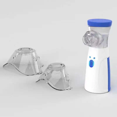 Kompaktan nebulizator sa dve maske, za odrasle i decu. Lako se rastavlja i cisti nakon upotrebe.