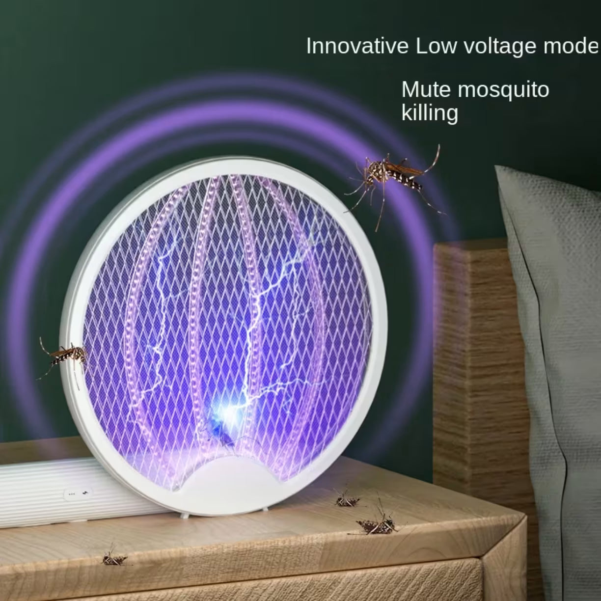Elektricna lampa sa ljubicastim svetlom privlaci i unistava komarce pored kreveta tokom noci