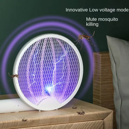 Elektricna lampa sa ljubicastim svetlom privlaci i unistava komarce pored kreveta tokom noci