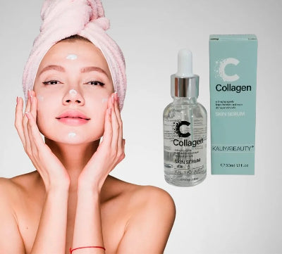 Zena sa peskirom na glavi drzi serum sa kolagenom. Prikaz rutine nege lica i upotrebe proizvoda.