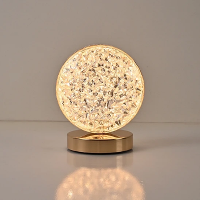 Nocna lampa sa kristalnom svetloscu. Toplo svetlo i elegantan dekor za spavacu sobu.
