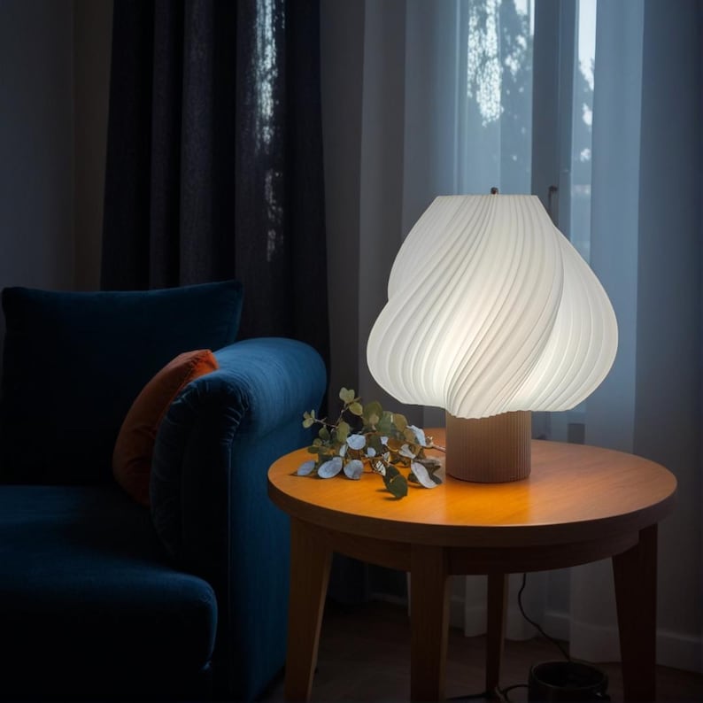 Ambijentalna nocna lampa spiralnog oblika za prijatno osvetljenje