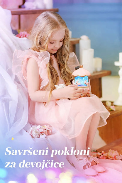 Decija nocna lampa projektor kao savrsen poklon za devojcice, stvara umirujucu svetlost pred spavanje.