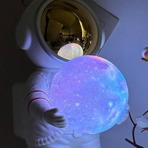 Detaljan prikaz svetlece planete u rukama astronauta koja menja boje u mraku