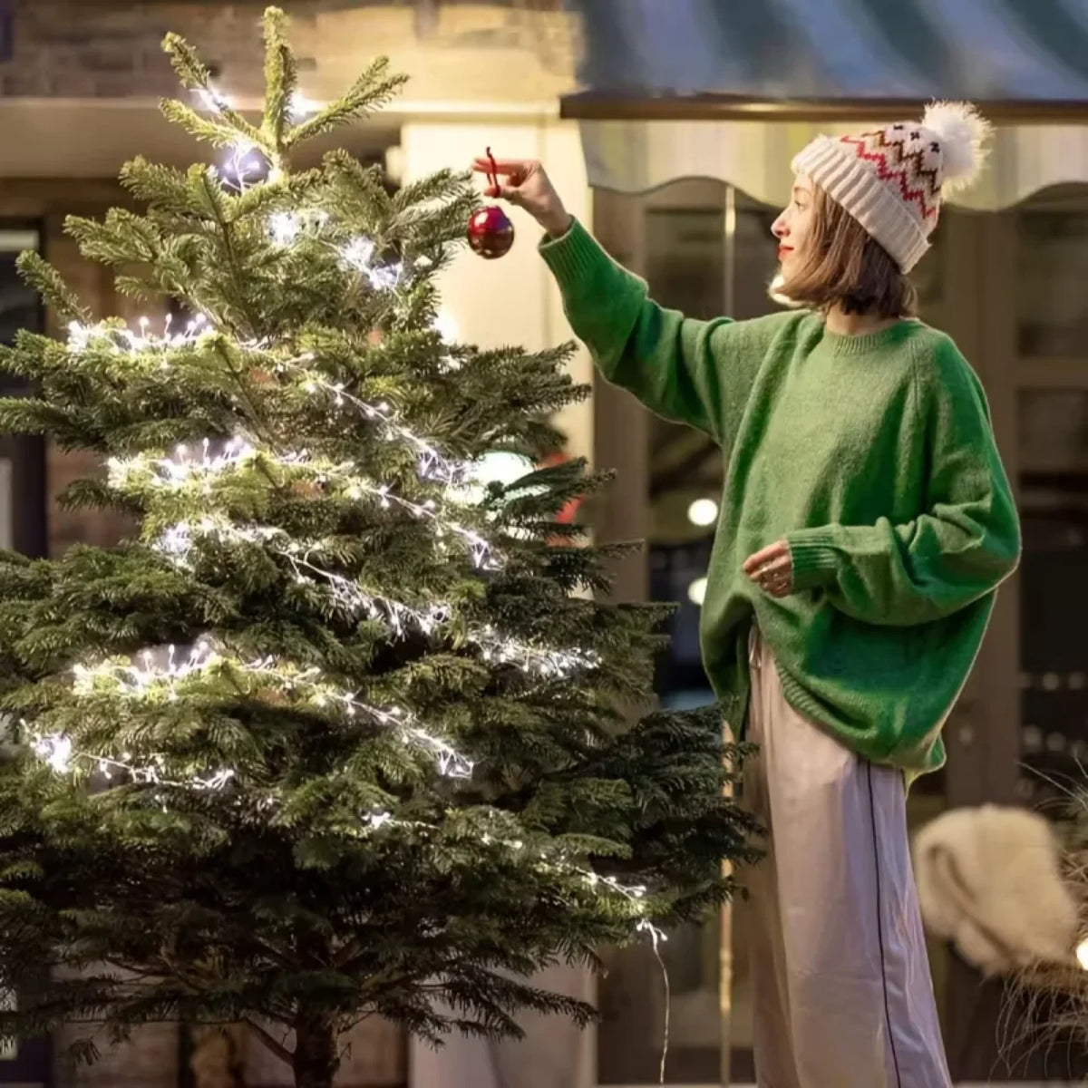 Novogodisnje LED lampice hladno belo svetlo na jelci