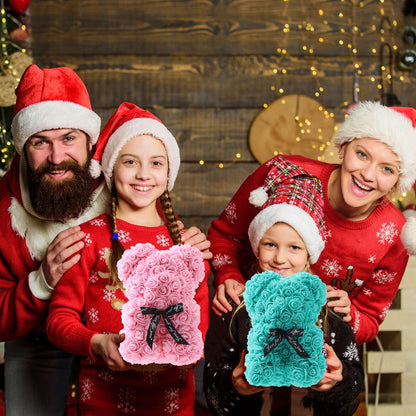 Praznična čarolija - Vesela porodica u božićnom ambijentu sa roze i tirkiznim medvedićima od ruža, ručno izrađenim poklonima za Božić/Novu Godinu, Azijashop