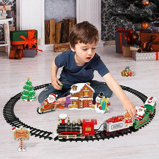 Decak se igra novogodisnjim muzickim vozicem na kruznoj pruzi