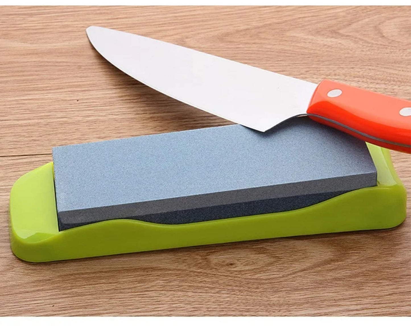 kuhinjski noz na brusnom kamenu za ostrenje sa neklizajucom bazom
