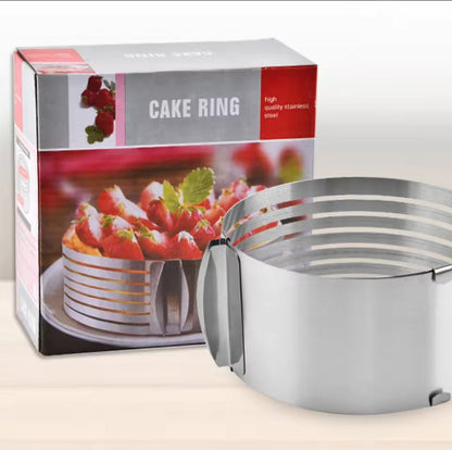 noks prsten za sečenje torte na više ravnih slojeva, postavljen pored ambalaže proizvoda. Kutija prikazuje tortu sa jagodama unutar prstena i ističe da je sečivo napravljeno od visokokvalitetnog nerđajućeg čelika.