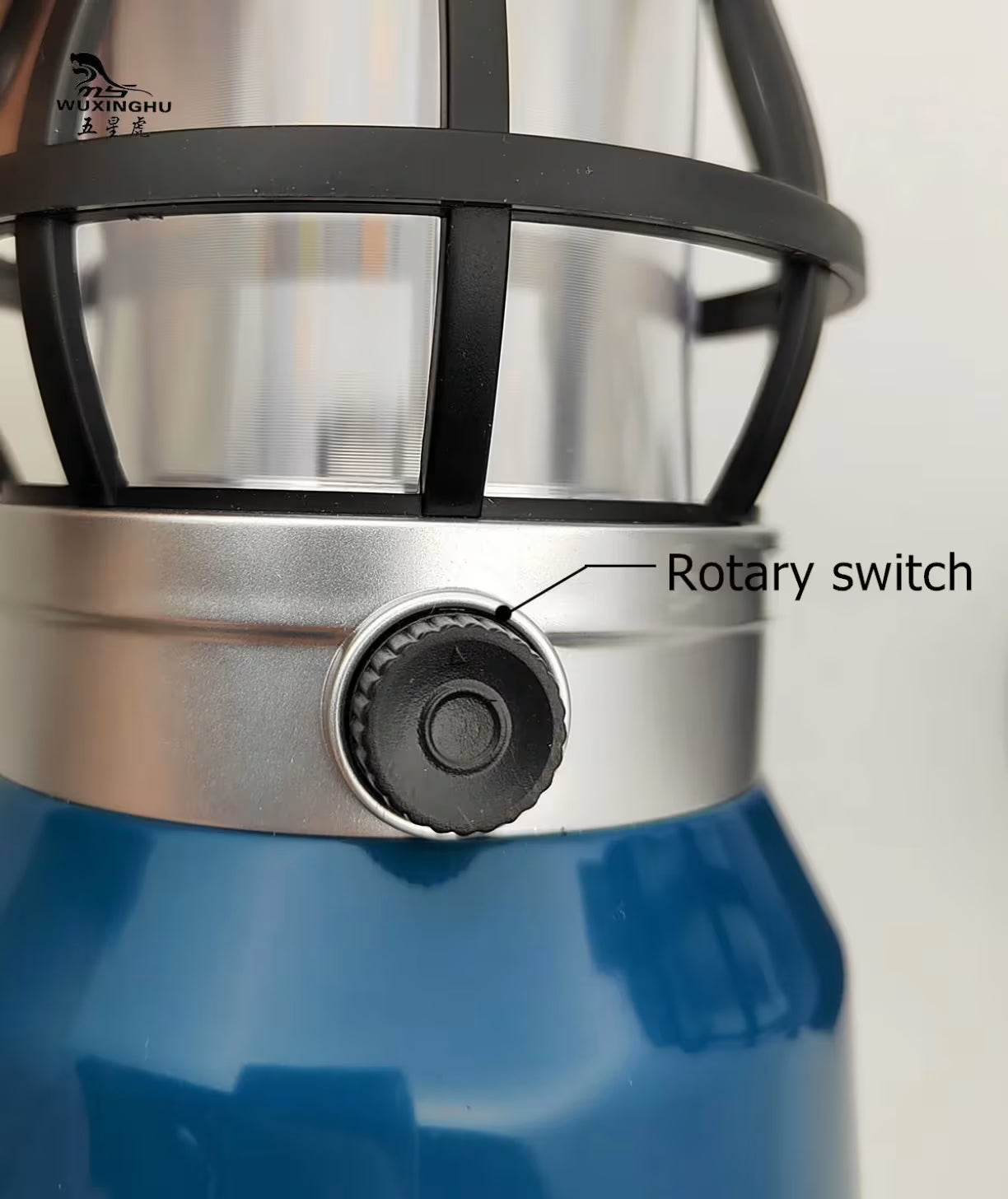 Detaljan prikaz crnog kruznog regulatora na srebrnom prstenu lampe koji sluzi za rucno prigusivanje i pojacavanje svetla