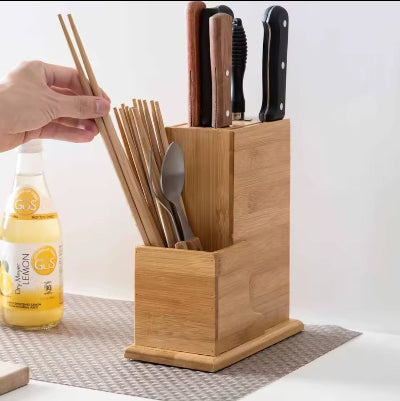 Prakticni organizator za kuhinjski pribor nozeve i stapice od bambusa postavljen na radnoj povrsini