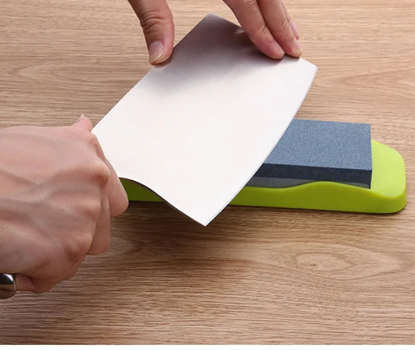 ostrenje kuhinjske satare na brusnom kamenu pravilnim uglom ruku