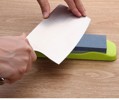 ostrenje kuhinjske satare na brusnom kamenu pravilnim uglom ruku