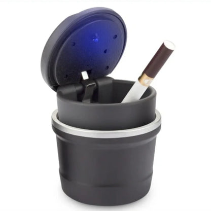 Otvorena auto pepeljara sa cigaretom i LED svetlom