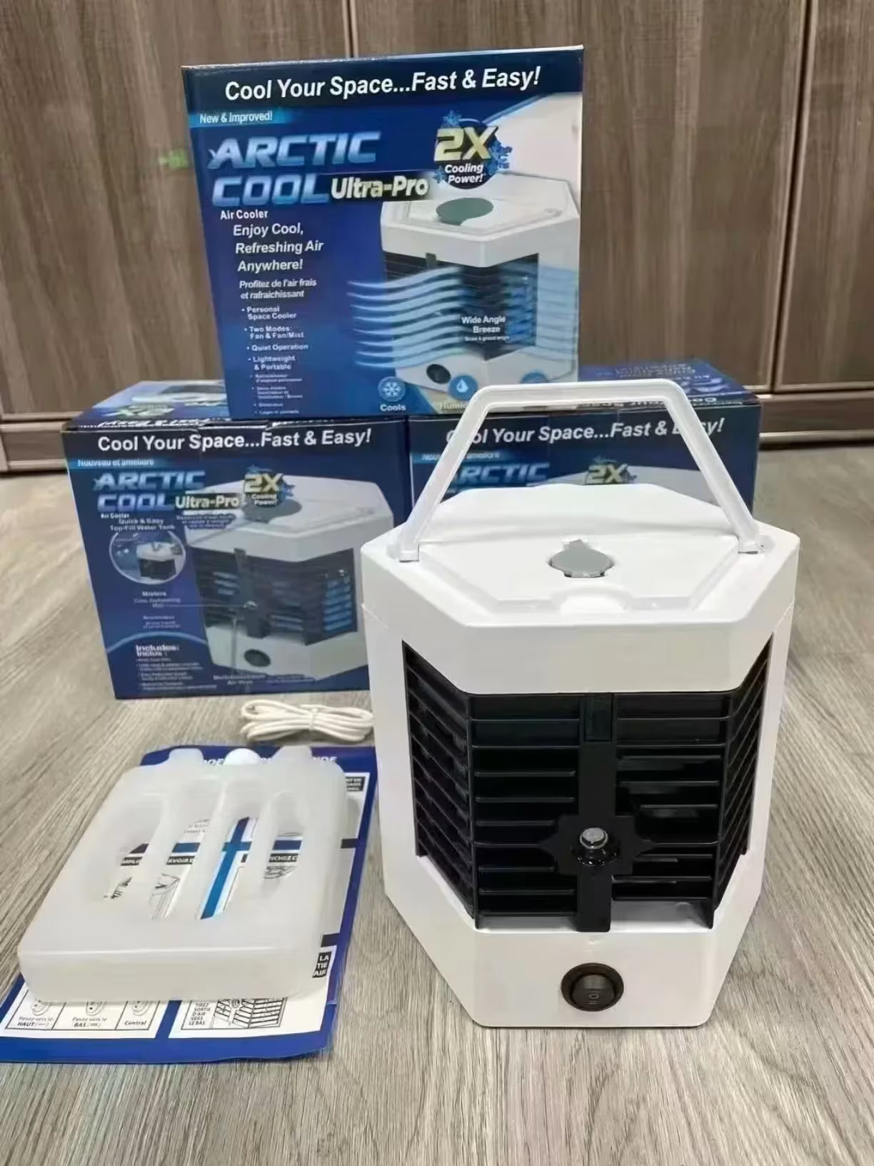 Uredjaj sa kutijom i dodatnom posudom za led na drvenoj povrsini