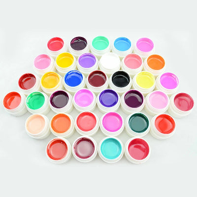 Kreativan prikaz palete gelova za nokte rasporedjenih u krug. Bogata ponuda boja za gel lak manikir.