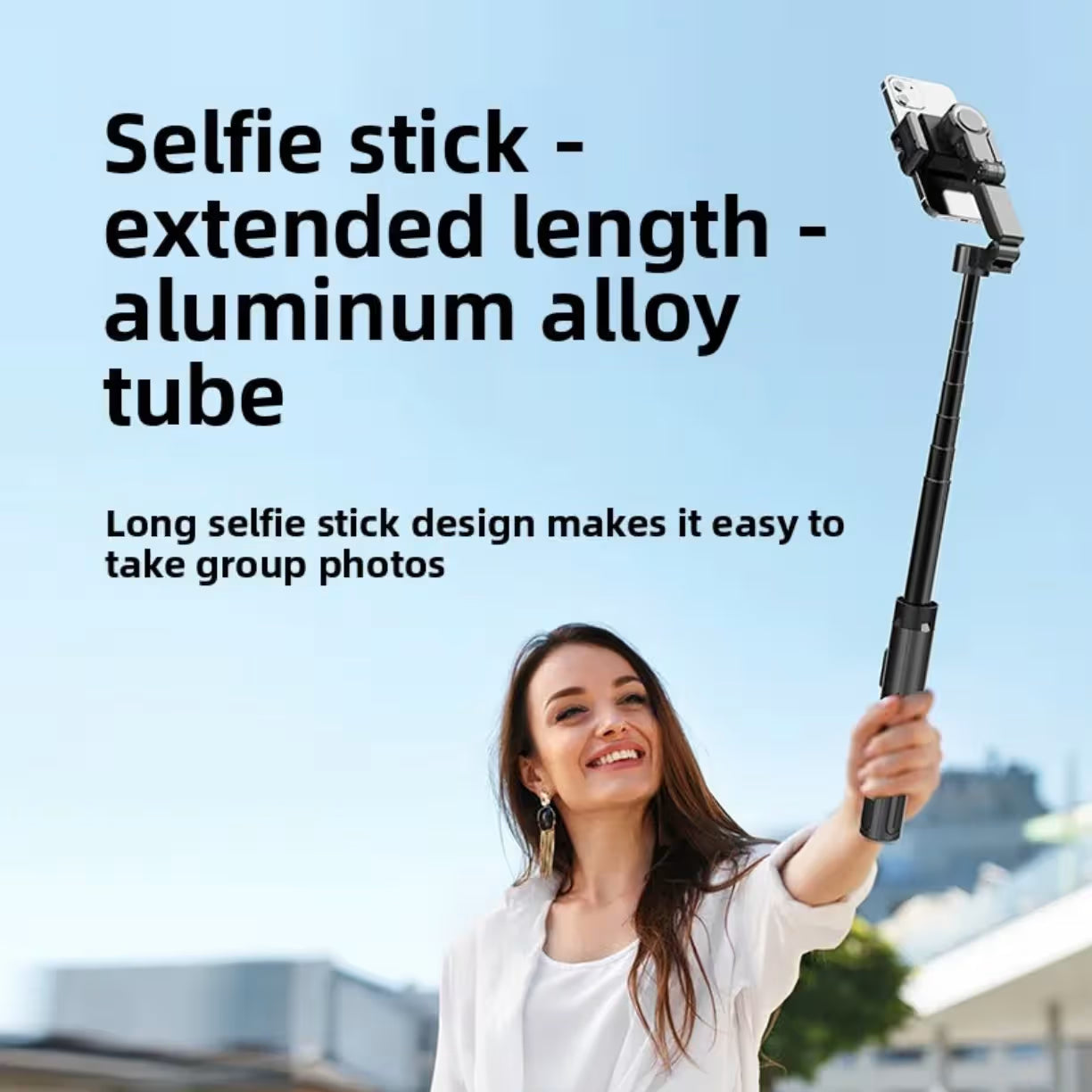 Devojka drzi rasiren aluminijumski selfi stap sa postavljenim telefonom za slikanje