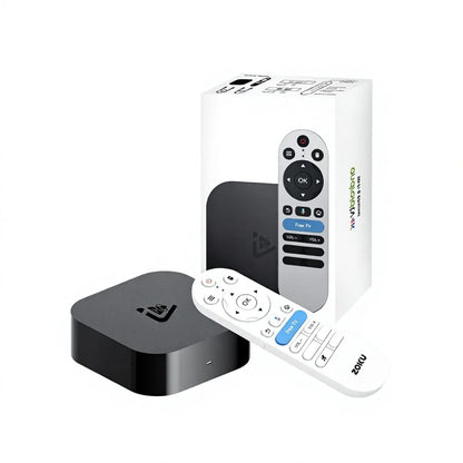 Crni smart tv boks uredjaj sa belim daljinskim upravljacem i originalnim pakovanjem prikazan na beloj pozadini