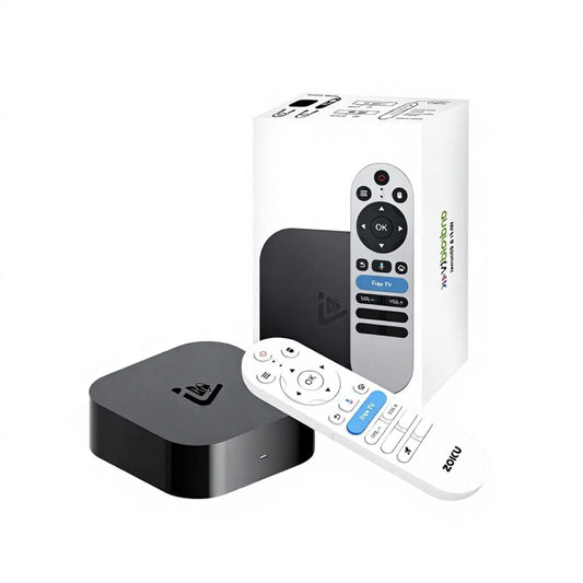 Crni smart tv boks uredjaj sa belim daljinskim upravljacem i originalnim pakovanjem prikazan na beloj pozadini