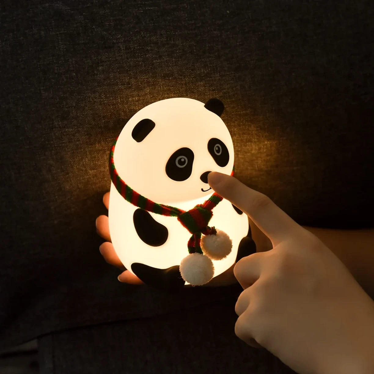 Mekana panda nocna lampa u rukama sa upravljanjem dodirom na nos