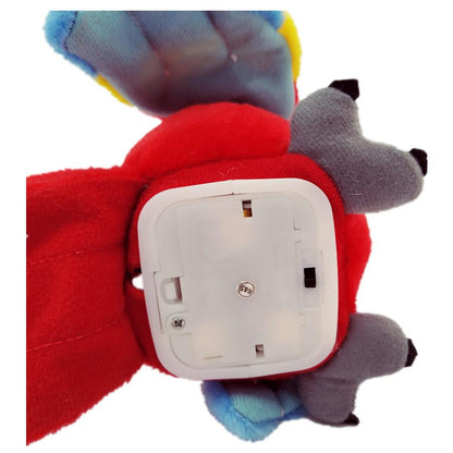 Zadnji deo plisanog papagaja sa otvorom za baterije i zvucni mehanizam