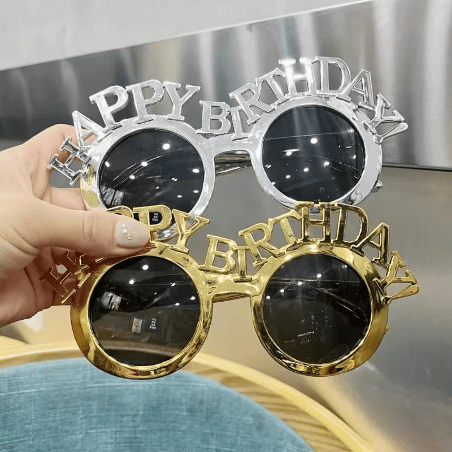 Party naočare Happy Birthday u zlatnoj i srebrnoj boji
