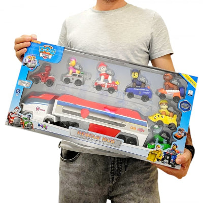 Dete drzi pakovanje sa igrackama Patrolne Sape. Kompletan set sa kamionom i junacima, spremno za igru, savrsen poklon za decu.