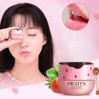 Reklamna slika Pilaten lip maske sa modelom i prikazom jagode i meda. Idealno resenje za suve usne.